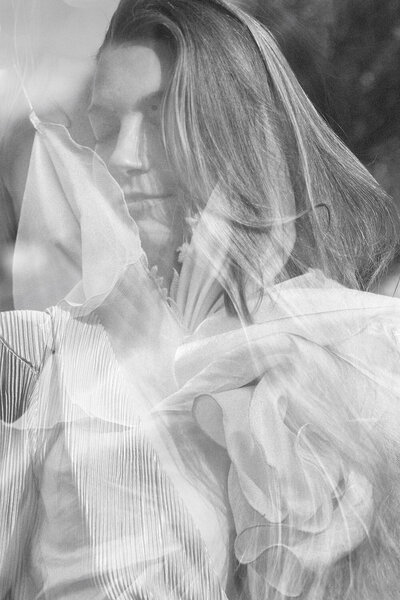 Experience the elegance and emotion of editorial wedding photography in Mallorca. Each moment is carefully captured to tell your unique love story, from the golden light over stunning fincas to the intimate exchanges between you and your partner. As a destination wedding photographer, I focus on creating images that are timeless, natural, and full of emotion, so your memories are beautifully preserved for years to come.