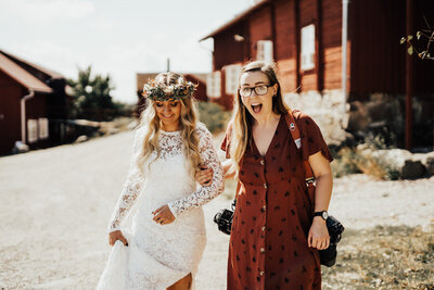 bröllopsfotograf linnsej photography går armkrok med bohemisk brud innan first look på bergs gård i trosa