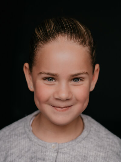 Professioneel kinderportret van een jongen met zwarte krullen door Leukfotografie, kinderfotograaf uit Amsterdam Noord