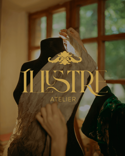 Maquette créée par Fenicia Studio pour l'identité visuelle de la maison de couture Illustre Atelier, spécialisée dans la réalisation de costumes et de vêtements sur mesure pour le théâtre, le cinéma, les arts vivants et les festivités d’exception. Il représente une des créations de la marque et le logo principal.