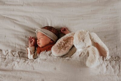 Melissa Boer Fotografie – gespecialiseerd in bruidsfotografie en newbornfotografie, creëert liefdevolle en authentieke foto’s. Newbornshoot van een pasgeboren baby.