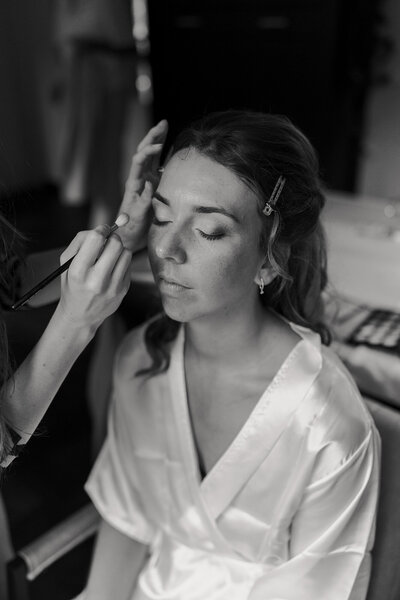 bruiloft-klaarmaken-bruid-makeup