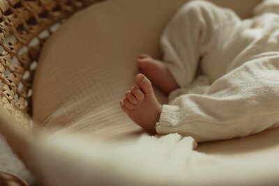 newborn baby feet for newborn lifestyle photos
