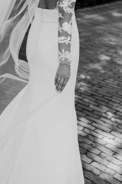close up foto van de trouwjurk van Look of love, beeld vastgelegd door Monica Stout tijdens een bruiloft in Dordrecht.
