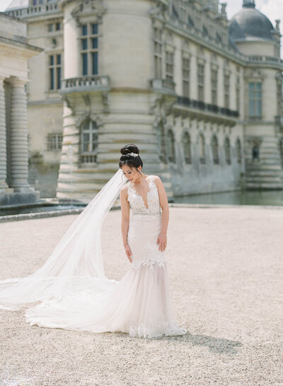 19-Chateau-de-Chantilly-wedding-bride-Alexandra-Vonk-photography