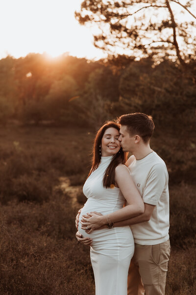 Zwangerschapsshoot Limburg koppel golden hour heide Jolien Leen Fotografie