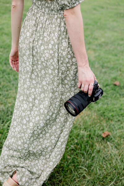 atlanta wedding photographer keri lindekugel posing with camera