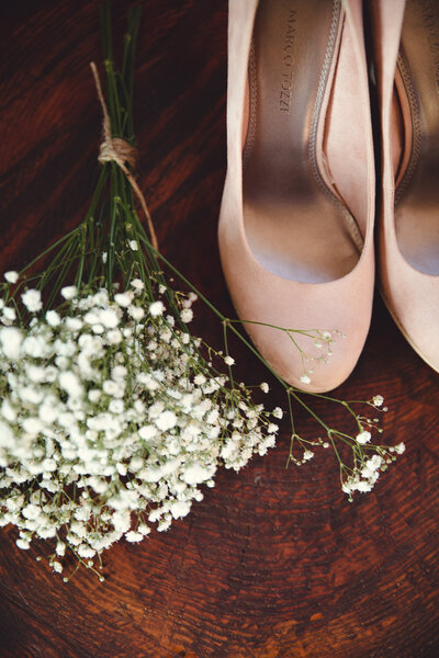 Hakken en bloemen van de bruid