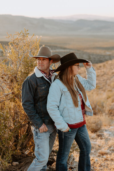 Las Vegas desert Cowboy country candid natural fun family photo shoot with kids, christmas holiday card photo shoot, Nevada, LV, Vegas portraits photographer, young families, things to do in Las Vegas, photography at Red Rock Canyon, sunset, sunrise