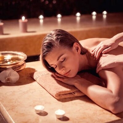 Cozy and serene wellness treatment room at EnDharma Spa in Polanco, featuring soft lighting, natural textures, and a calming atmosphere for massage and holistic therapies.
