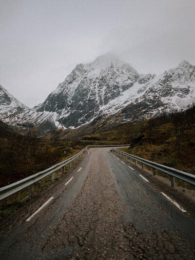 A same sex wedding couple in front of mountains in Norway