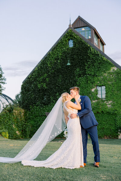 A summer wedding at The Baumberhoff wedding venue in Edmond, Oklahoma.