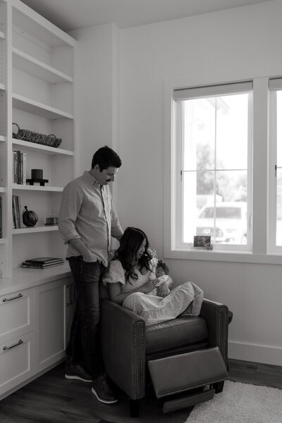 boise idaho photographyy of Black and white of Boise parents with new baby in-home
