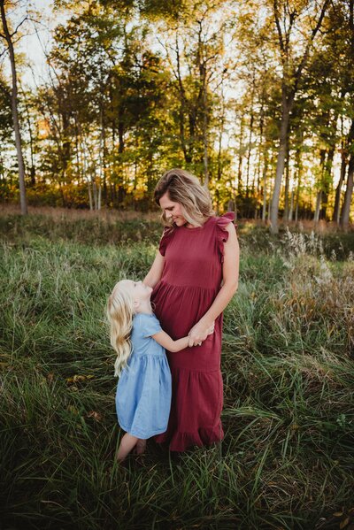 Maternity photoshoot in the woods