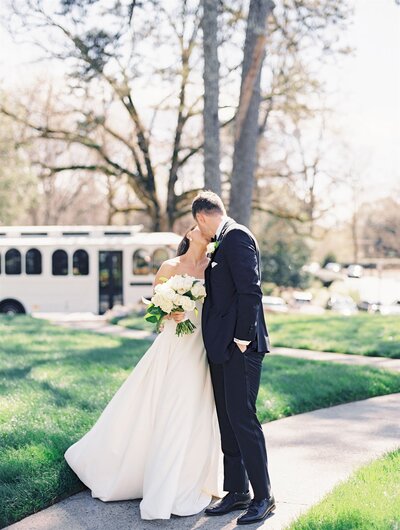 beaulieu oaks historic estate savannah georgia wedding couples portraits under spanish moss hannah forsberg atlanta fine art film photography destination event