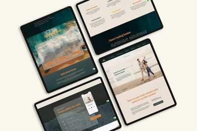 Ein iPhone und ein Tablet, die nebeneinander aufgestellt sind, zeigen das Design einer Website für ein Fotografie-Portfolio. Die Website enthält große Bilder von Hochzeiten und Portraits sowie eine klare Navigation. Die Farbpalette ist warm und elegant, mit Texten, die die Fotografin und ihre Dienstleistungen vorstellen.