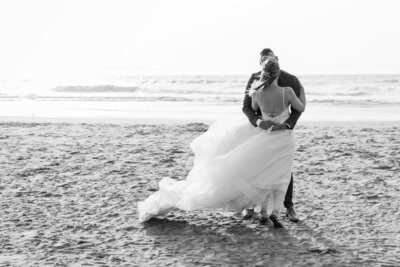 bruidspaar op strand