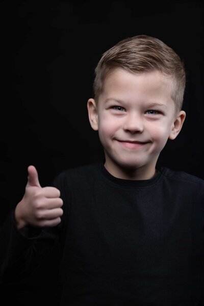 Lachend kind tijdens een spontane kinderportret fotoshoot in de studio van Studio 2Shoot in Eijsden