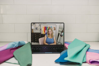 a laptop showing Elizabeth on the screen