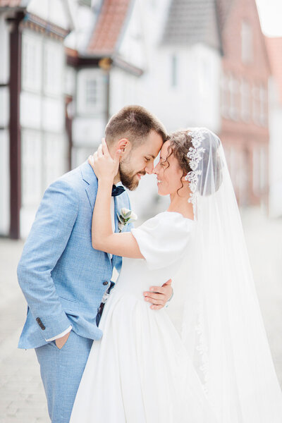 Erlebe helle & luftige Hochzeitsfotografie in Duisburg, eingefangen mit einem emotionalen Stil und natürlichem Licht. Lese liebe Worte von meinen glücklichen Paaren. Jetzt buchen!