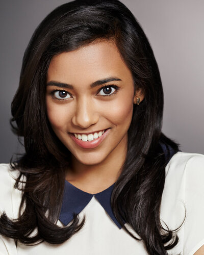 Bright and professional portrait of Nicole with a warm smile, captured by Ylva Erevall.