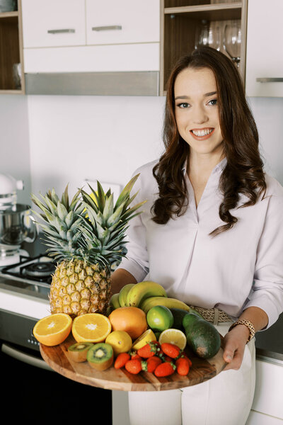 Dietitian holding a fruit platter