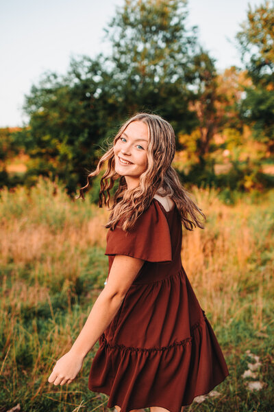 hazel-green-senior-photographer-girl-walking-in-field