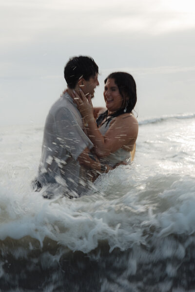 alohaubreyphoto_couples_water_showerscene_beach-41