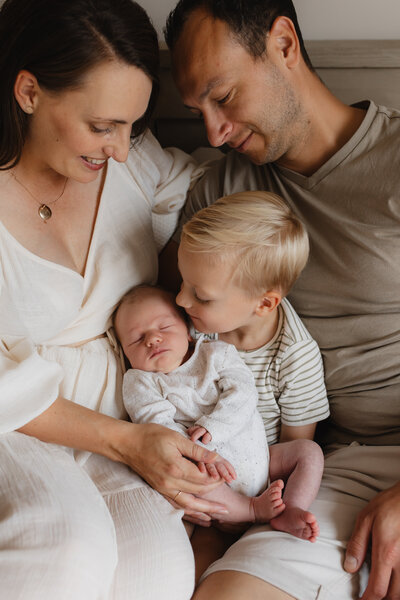 Newbornshoot gezinsfoto papa mama broer baby