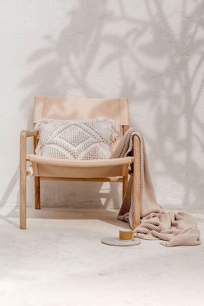 fauteuil bois mur blanc soleil