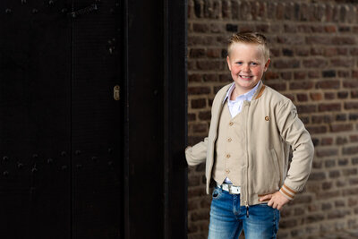 communiefoto jongen bij poort kasteel