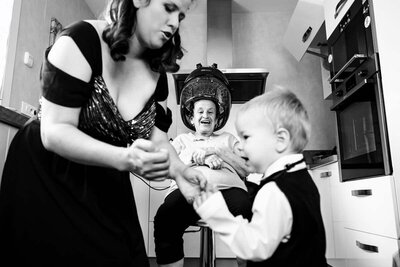 Une grand-mère s'amuse en voyant son petit fils qui ne veut pas s'habiller pour un mariage à Moulins.