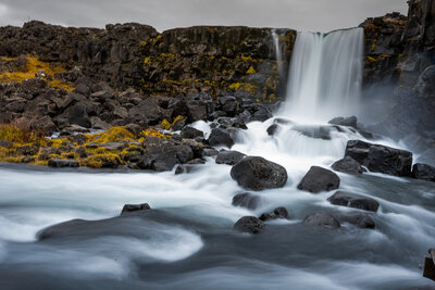 Waterval gefotografeerd met lange sluiter door Juliette Fotografie