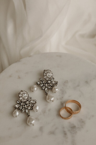 kaboompics_jewelry-earrings-wedding-rings-31911