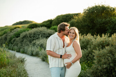 Zwanger shoot in Leiden in de duinen van een stralend koppel.
