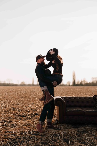Foto gemaakt door Melissa Boer Fotografie, bruidspaar in Italië te zien voor een bloemenboog