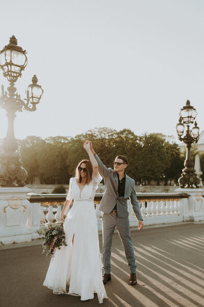 Bruidspaar danst op brug in Parijs