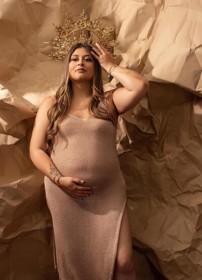 Snapzbytie Photography - Los Angeles Luxury Maternity Photographer - Golden Goddess with CarbickovaCrowns