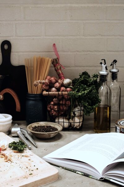 Livre de recettes sur un plan de travail