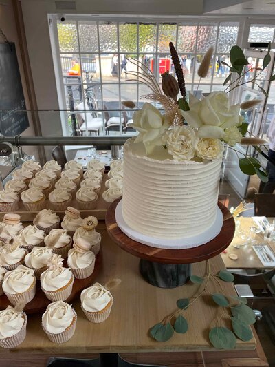 Luxury wedding cake design with modern elegance wedding and celebration cakes cambridgeshire suffolk