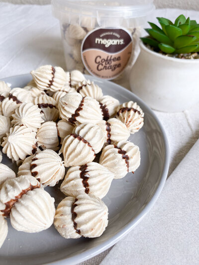 Coffee flavour meringue kisses with chocolate filling