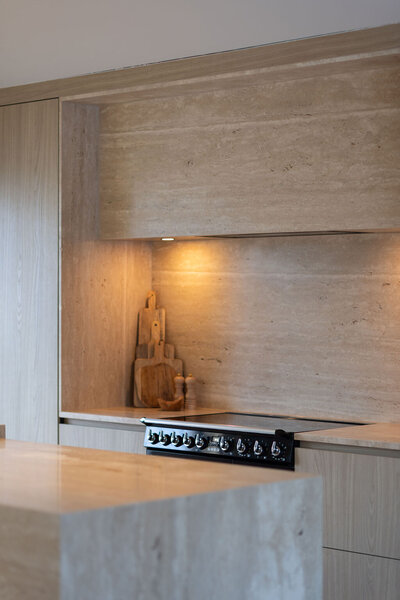 Handgemaakte keuken op maat, geïnspireerd door de mediterrane levensstijl. Een combinatie van vakmanschap, functionaliteit en elegante afwerking.