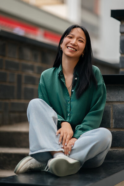 Emma, prothésiste ongulaire chez Maison Tokama à Rennes, en train de réaliser une manucure russe sur une cliente.