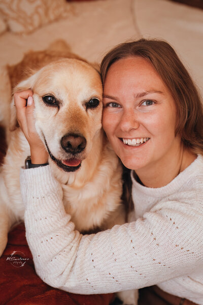 Golden Retriever en baasje tijdens een hondenfotoshoot in de daglicht fotostudio te Geel. 