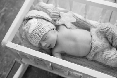 Black & White Photo of Newborn in Crib | Newborn Photographer