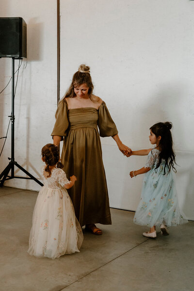nikayla hugging siena & avila