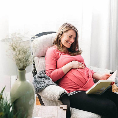 expecting mother at home lifestyle maternity photographer los angeles