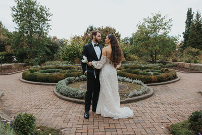 cleveland botanical garden wedding photo of a bride and groom with true tones and natural colors