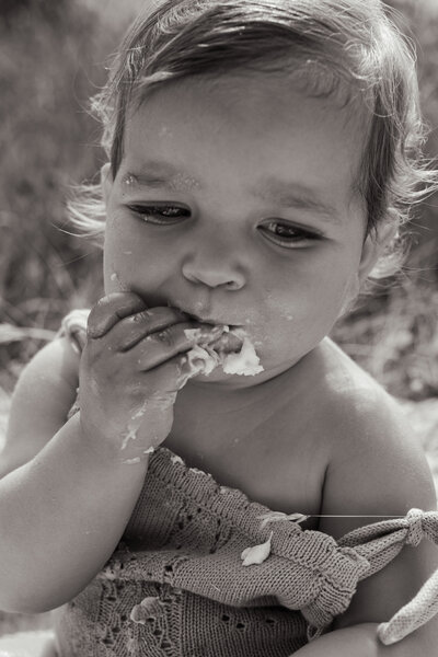 Kindje eet taart tijdens cakesmash fotoshoot in Antwerpen