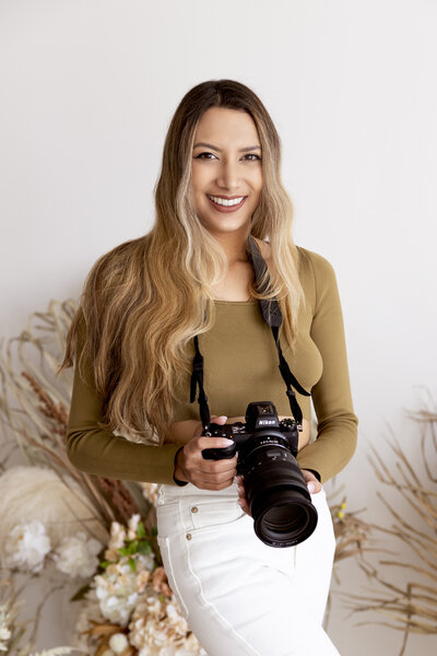 About me. Meet Ana, your newborn, maternity and cake smash photographer.